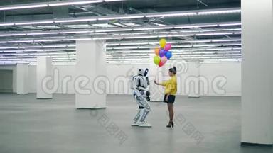 带着机器人从一位女士手里拿气球的大厅
